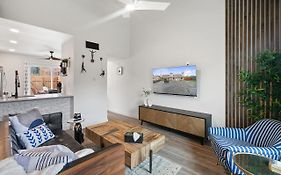 Contemporary Couples Getaway Near Austin Favorites - Loft 21