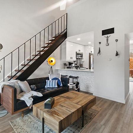 Contemporary Couples Getaway Near Austin Favorites - Loft 21 Apartment Exterior photo