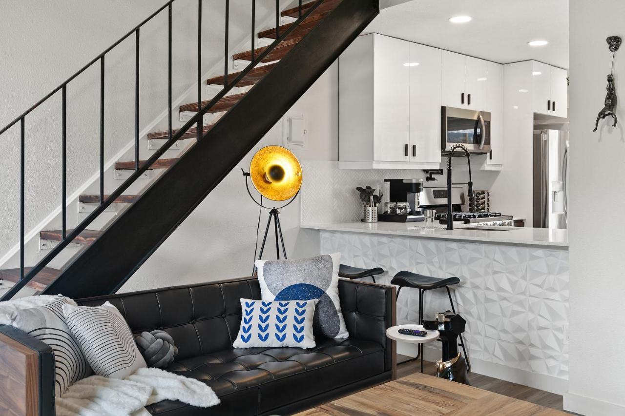 Contemporary Couples Getaway Near Austin Favorites - Loft 21 Apartment Exterior photo