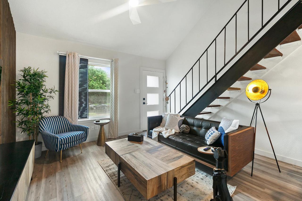 Contemporary Couples Getaway Near Austin Favorites - Loft 21 Apartment Exterior photo