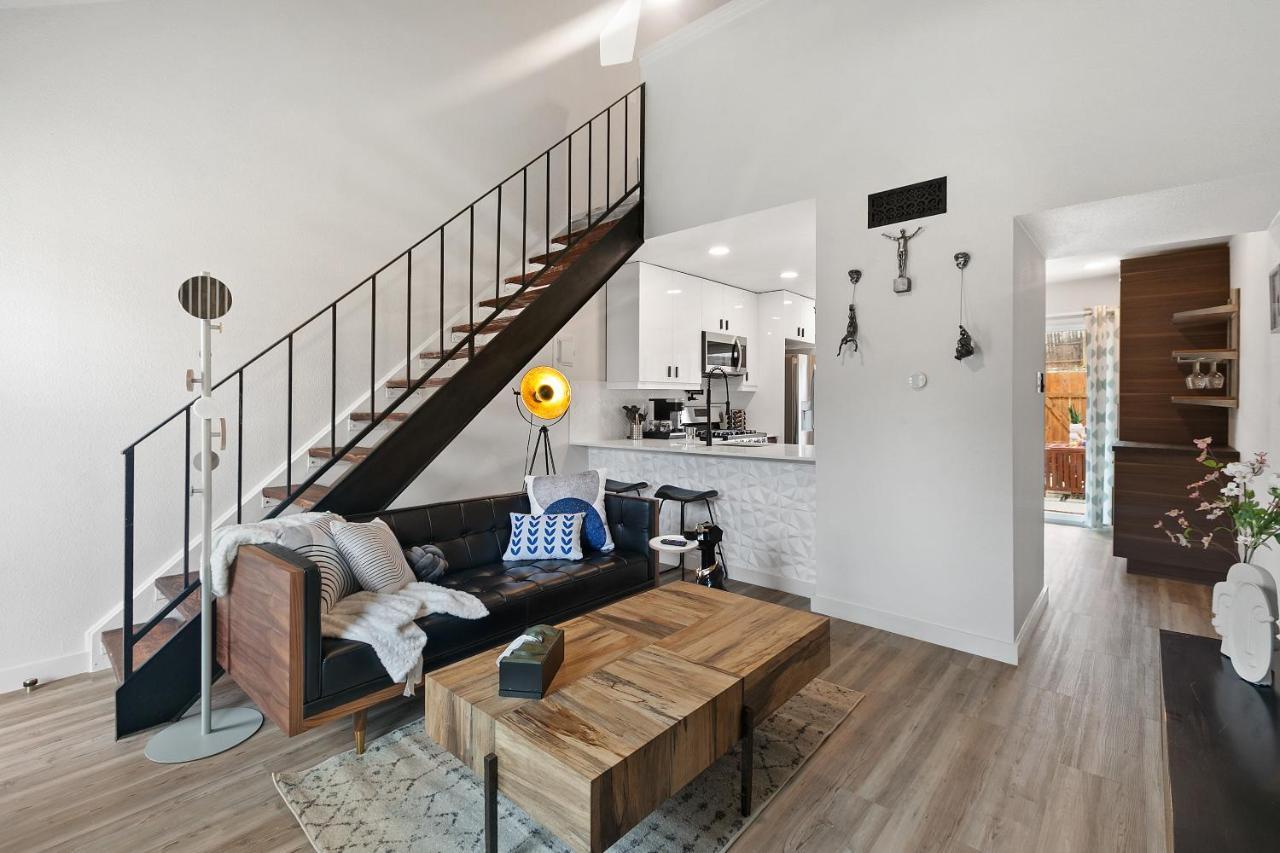 Contemporary Couples Getaway Near Austin Favorites - Loft 21 Apartment Exterior photo