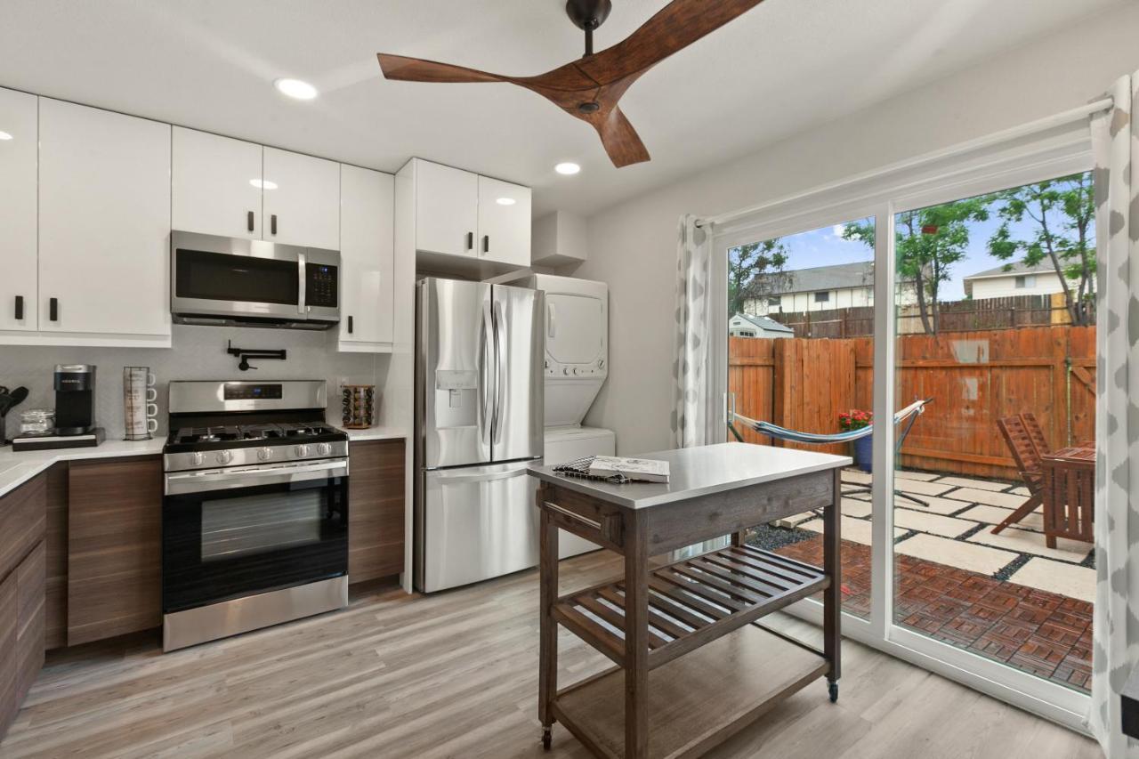 Contemporary Couples Getaway Near Austin Favorites - Loft 21 Apartment Exterior photo