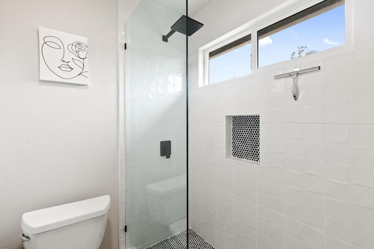 Contemporary Couples Getaway Near Austin Favorites - Loft 21 Apartment Exterior photo