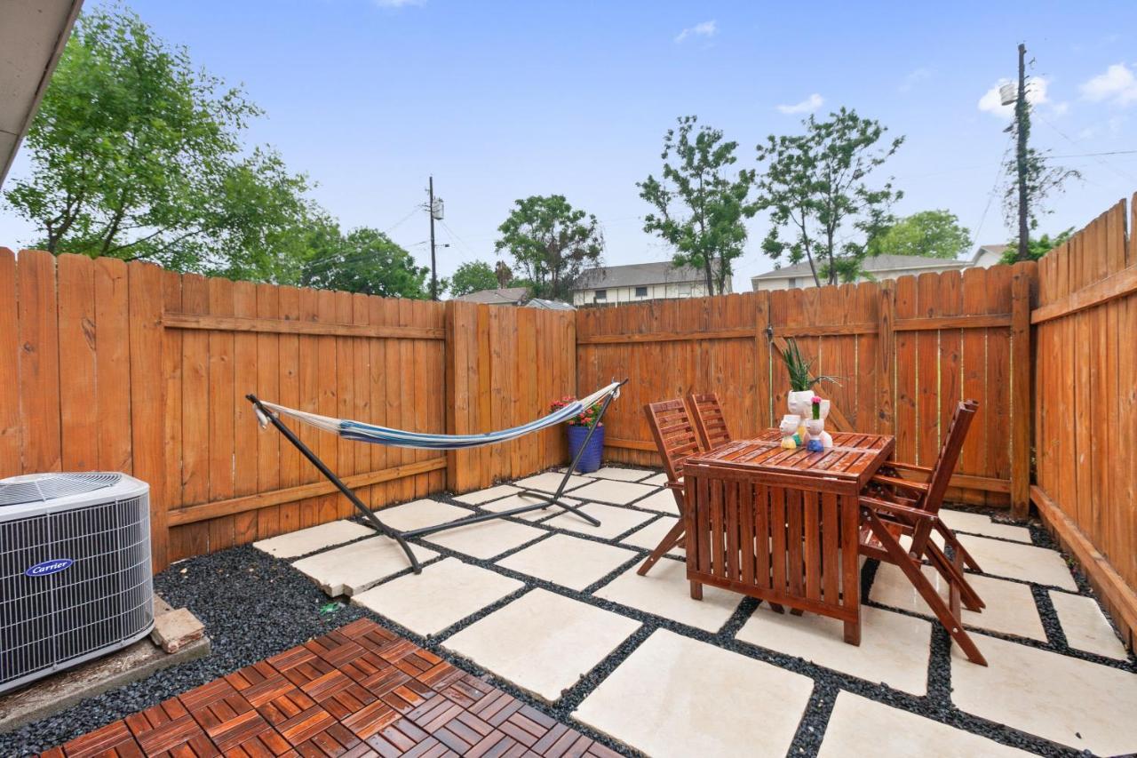 Contemporary Couples Getaway Near Austin Favorites - Loft 21 Apartment Exterior photo