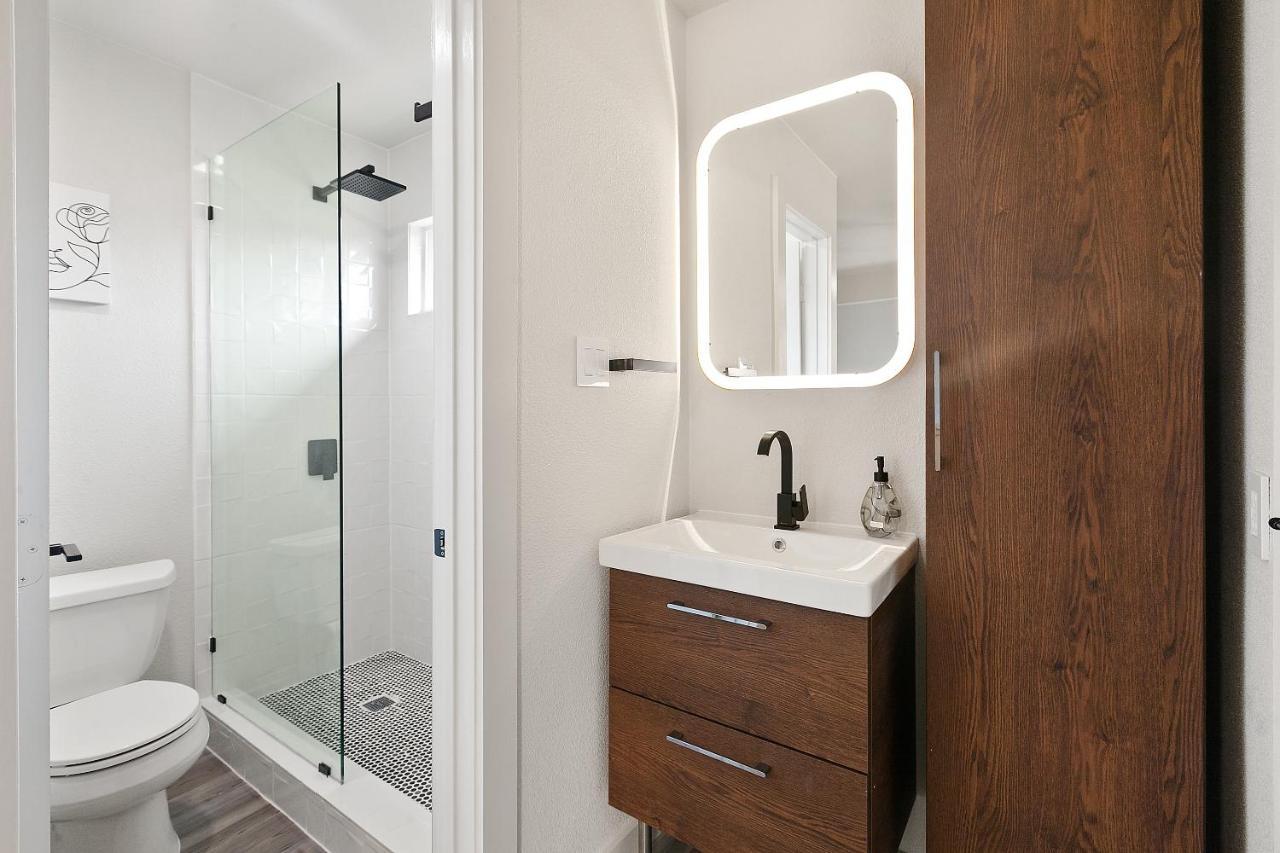 Contemporary Couples Getaway Near Austin Favorites - Loft 21 Apartment Exterior photo