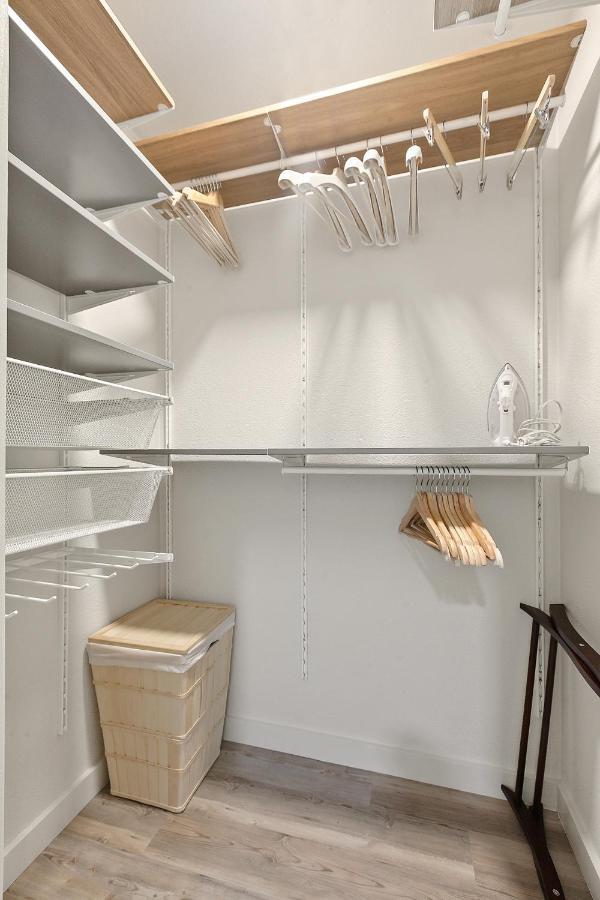 Contemporary Couples Getaway Near Austin Favorites - Loft 21 Apartment Exterior photo