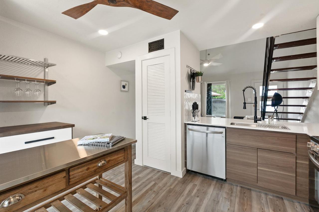 Contemporary Couples Getaway Near Austin Favorites - Loft 21 Apartment Exterior photo