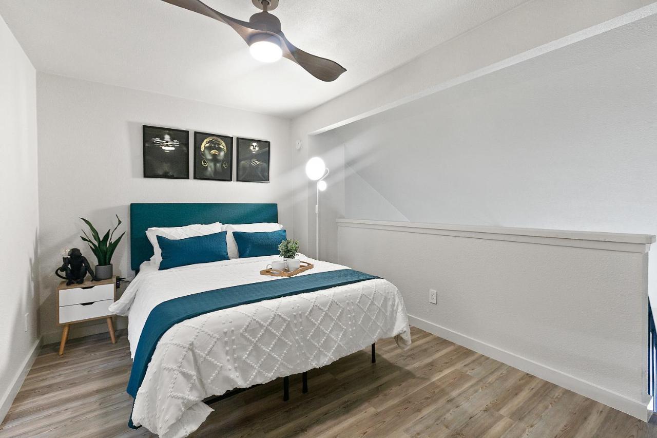 Contemporary Couples Getaway Near Austin Favorites - Loft 21 Apartment Exterior photo