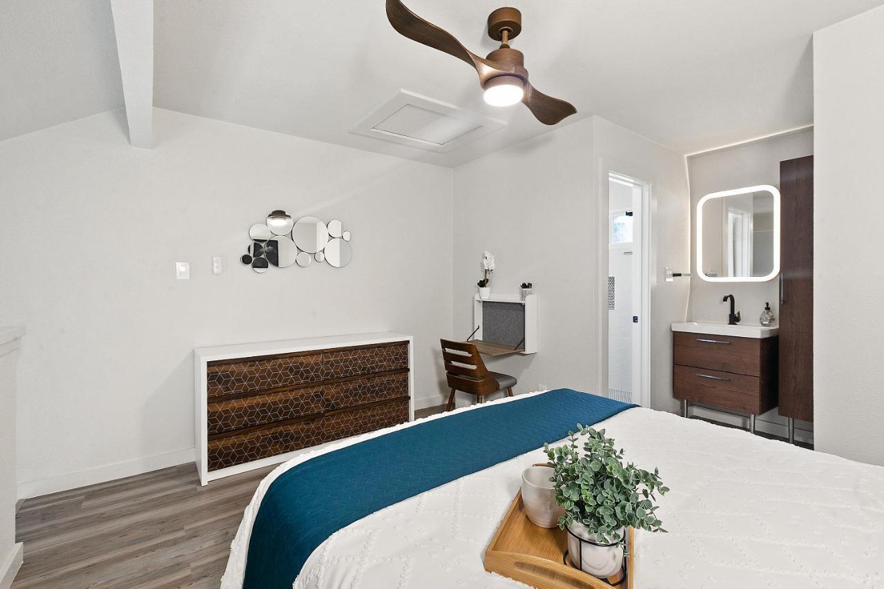 Contemporary Couples Getaway Near Austin Favorites - Loft 21 Apartment Exterior photo